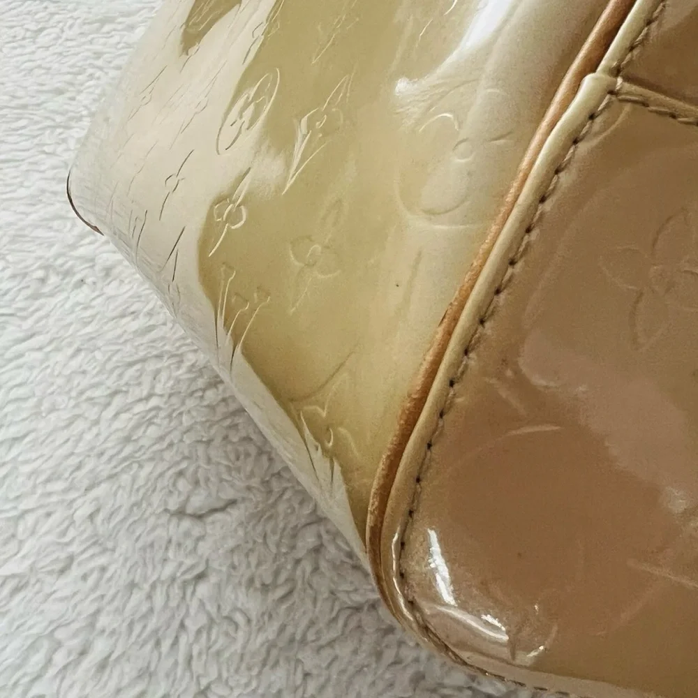 Louis Vuitton Tompkins Vernis BA0013 Elegant Cream and Tan Women's Handbag